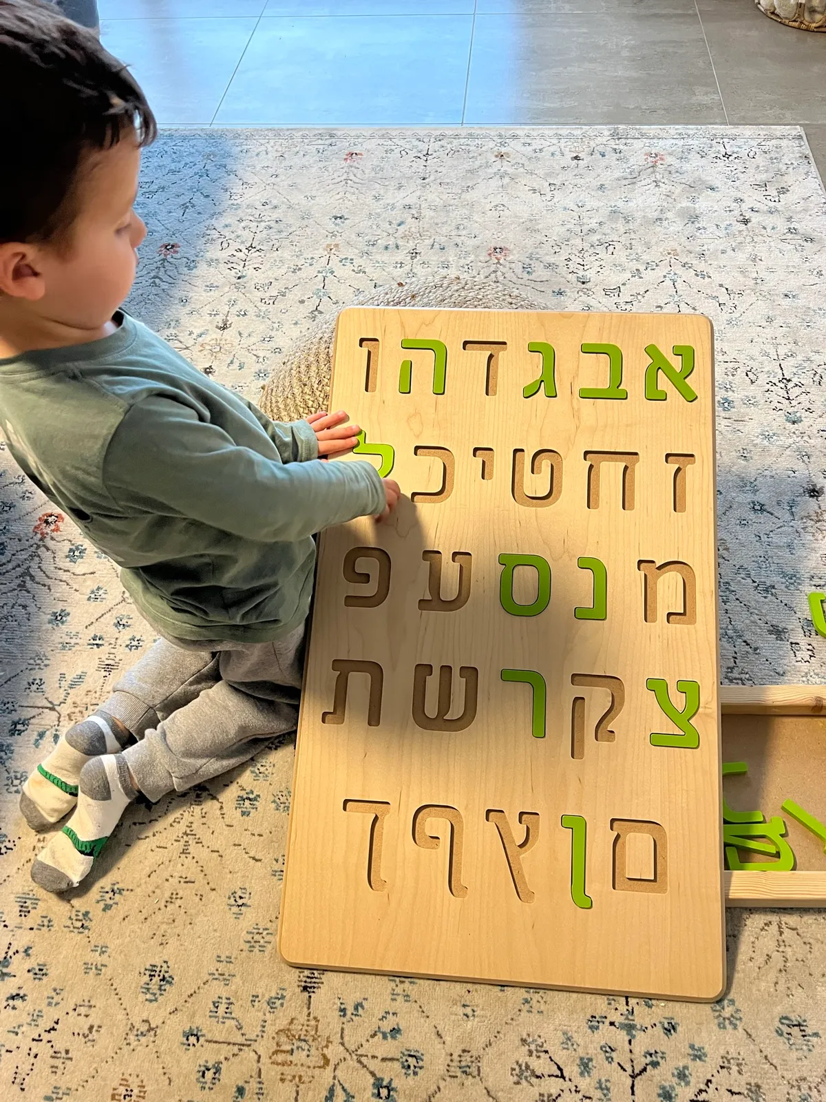 ילד משחק עם לוח אותיות א ב