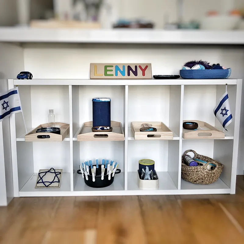 שידת צעצועים מסודרת ברוח הגישה המונטסורית